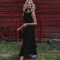Robe longue plissée, évasée au dos et bas ample