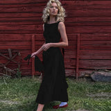 Robe longue plissée, évasée au dos et bas ample