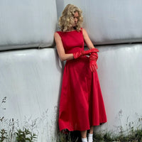 Robe longue plissée, évasée au dos et bas ample