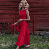 Robe longue plissée, évasée au dos et bas ample