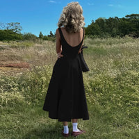 Robe longue plissée, évasée au dos et bas ample