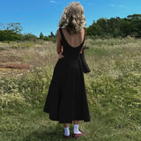Robe longue plissée, évasée au dos et bas ample