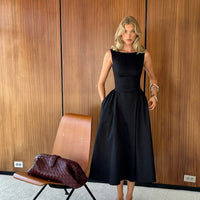 Robe longue plissée, évasée au dos et bas ample