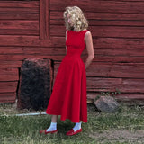 Robe longue plissée, évasée au dos et bas ample