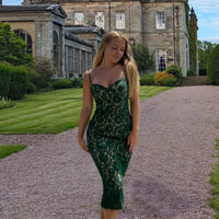 Robe mi-longue en dentelle à décolleté en cœur