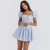 Ensemble mini robe à manches bouffantes avec corset à lacets