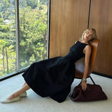 Robe longue plissée, évasée au dos et bas ample
