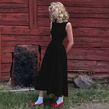 Robe longue plissée, évasée au dos et bas ample