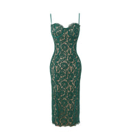 Robe mi-longue en dentelle à décolleté en cœur