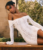 Mini robe moulante en dentelle à épaules dénudées