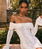 Mini robe moulante en dentelle à épaules dénudées