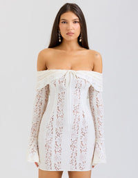 Mini robe moulante en dentelle à épaules dénudées