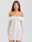 Mini robe moulante en dentelle à épaules dénudées