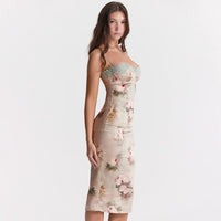 Robe mi-longue en satin à fines bretelles