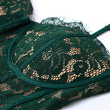 Robe mi-longue en dentelle à décolleté en cœur
